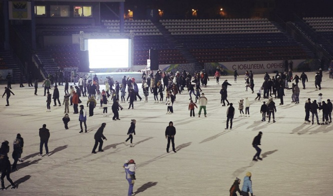 Сегодня оренбуржцы могут покататься на коньках и сделать ледяное селфи